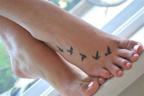 tatuajes pie mujer pequeos|Tatuajes para mujeres en el pie